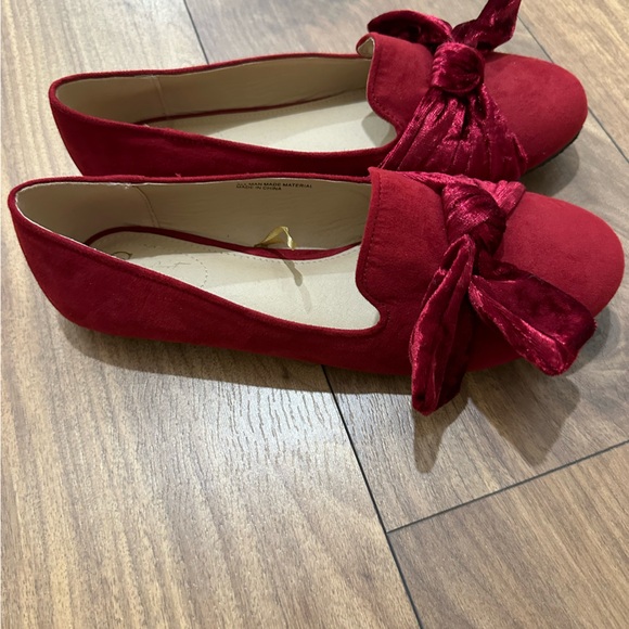 Size 8, red flats with bows - Picture 2 of 5